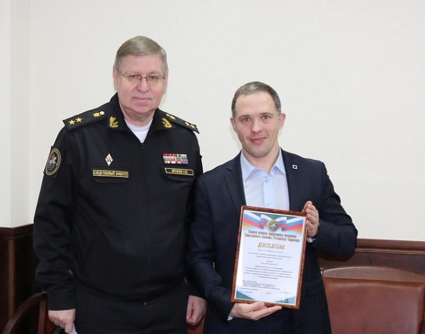 В Севастополе военные следователи поздравили представителя местного новостного портала с победой в конкурсе