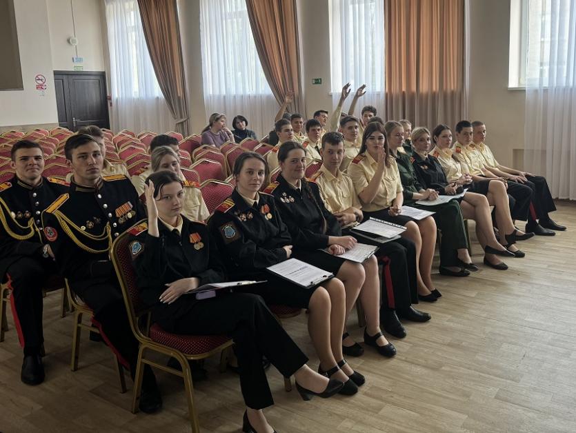 В Ростовской области военные следователи СК России провели урок мужества для учащихся кадетской школы